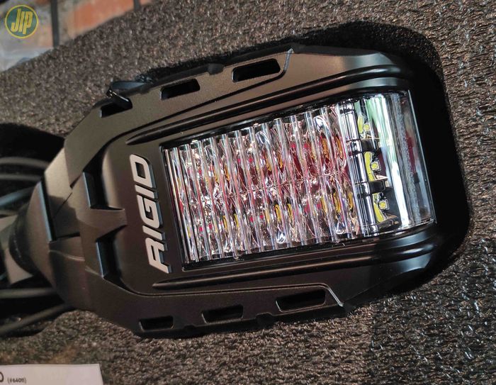 Spion RIGID Reflect dilengkapi dengan lampu sorot dan lampu sein.