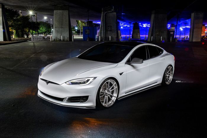 Modifikasi Tesla Model S tampil keren bergaya simpel sporty