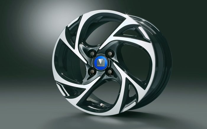 Ada tiga model pelek berbeda, satu berukuran 15 inci dan dua lainnya ukuran 16 inci