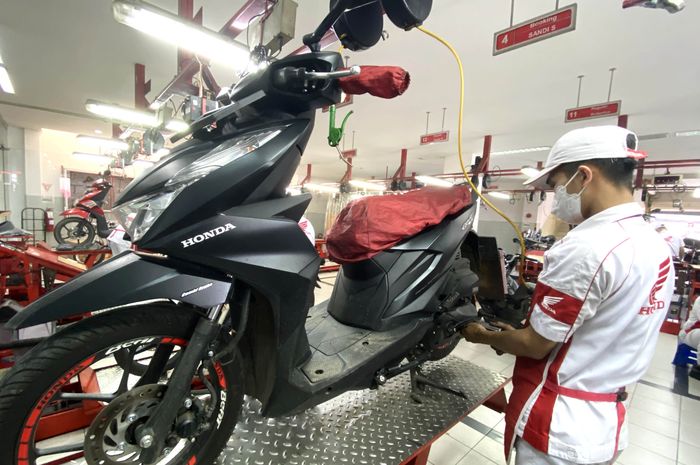 Ilustrasi servis berkala motor Honda di jaringan AHASS Jawa Barat