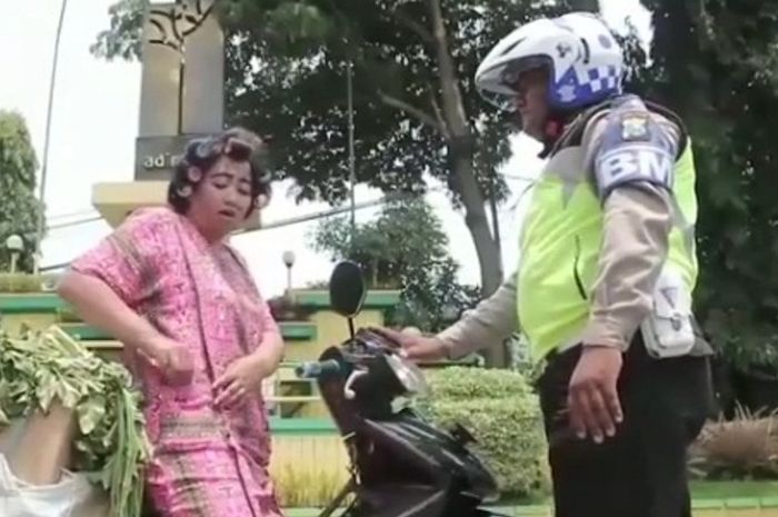 Wanita pelakor lalu lintas luluh juga saat polisi bongkar kesalahannya