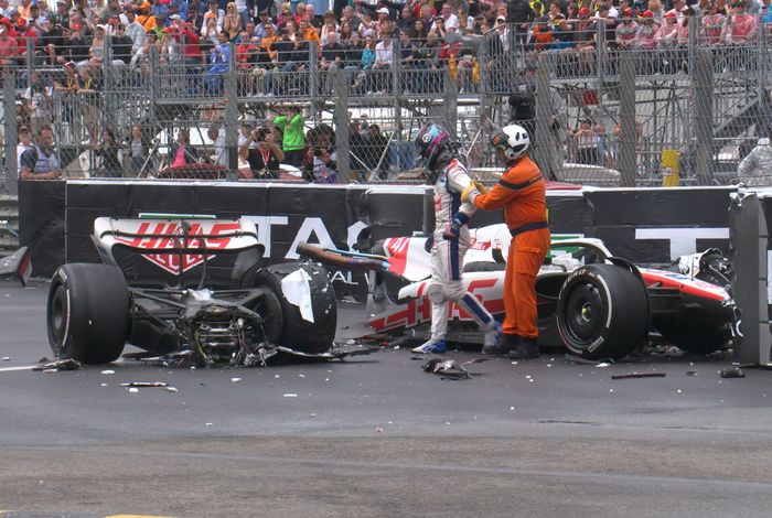 Mick Schumacher (Haas) mengalami crash parah hingga mobilnya terbelah jadi dua