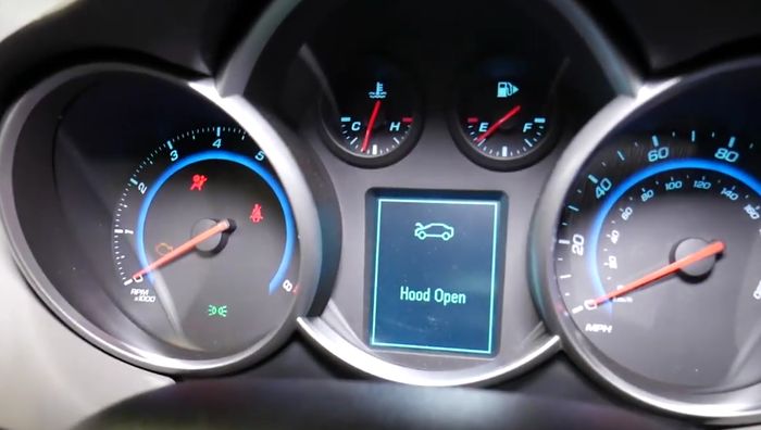Ilustrasi indikator thermostat Chevrolet di samping kiri indikator bensin