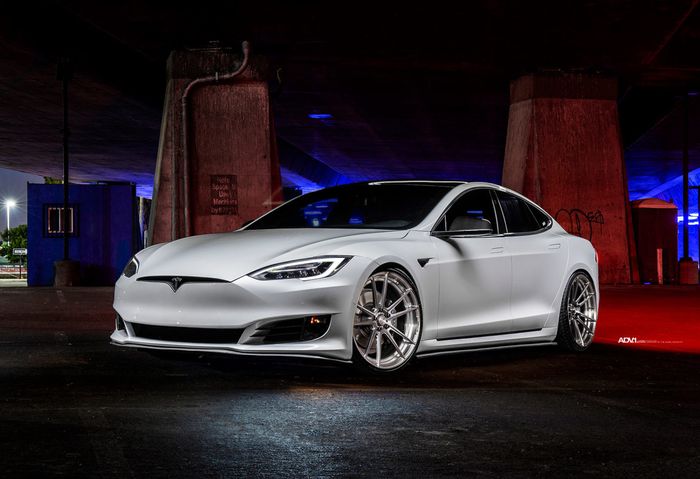 Modifikasi Tesla Model S pakai add-on serat karbon simpel