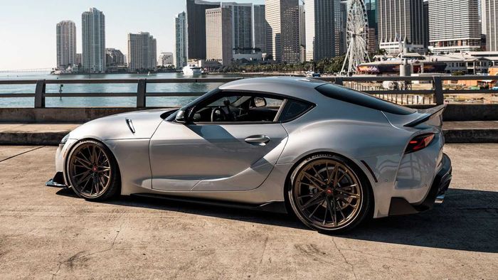 Tongkrongan Toyota Supra A90 didukung pelek Vossen M-X6 ukuran 20 inci 