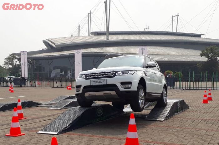 Salah satu unit Land Rover dalam acara 'driving experience'