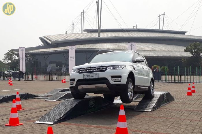 Salah satu unit Land Rover dalam acara 'driving experience'