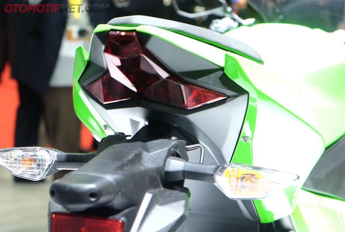 Kawasaki Ninja 250 cc baru diperkenalkan di Tokyo Motor Show 2015 desain lampu belakangnya keren