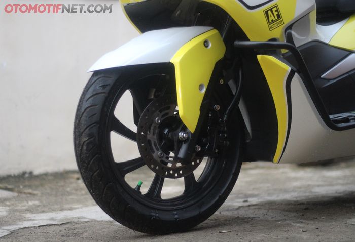 Nah ini dia hasilnya setelah mengaplikasikan sepatbor depan ala skutik eropa buatan AF Motoshop pada Honda PCX, jadi semakin sporty kan? (Gbr.7).