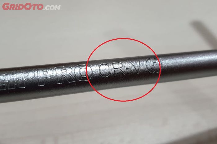 Coba tebak apa arti kata CR-V pada kunci dan alat di bengkel ?