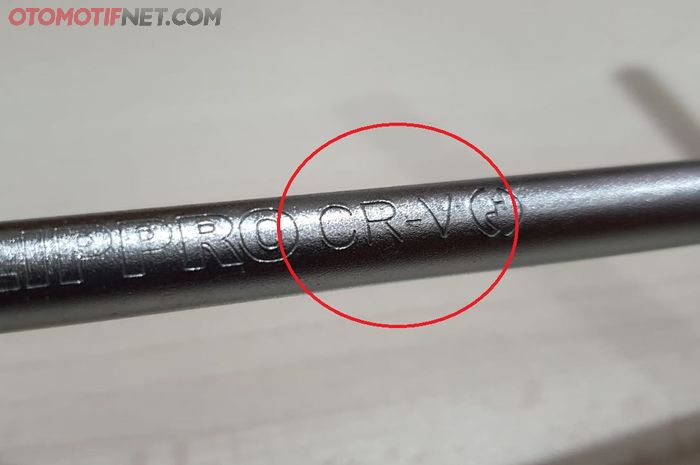 Coba tebak apa arti kata CR-V pada kunci dan alat di bengkel ?