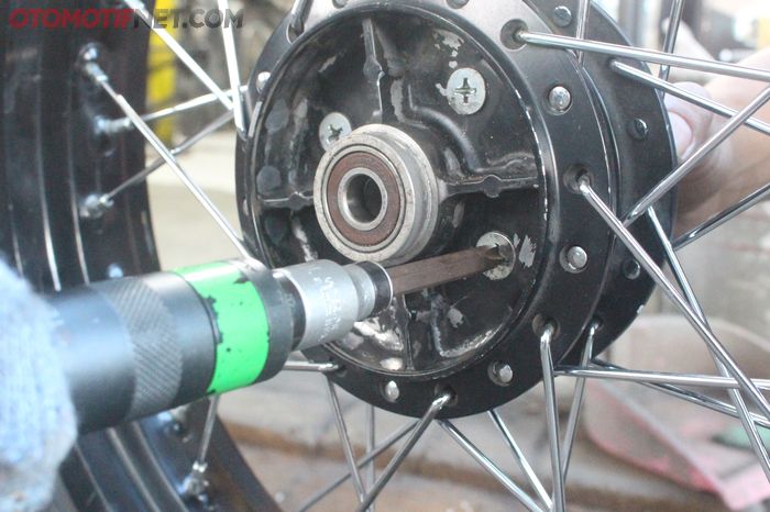 Pasang dudukan disc pada teromol roda yang sudah dilubangi dan kencangkan dengan obeng ketok agar terpasang kuat (Gbr.5)