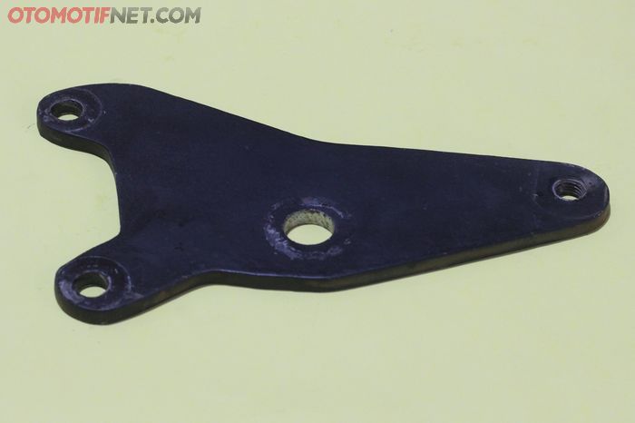 Sedangkan untuk braket kaliper mesti bikin menggunakan bahan pelat besi dengan ketebalan minimal 5 mm (Gbr.3)