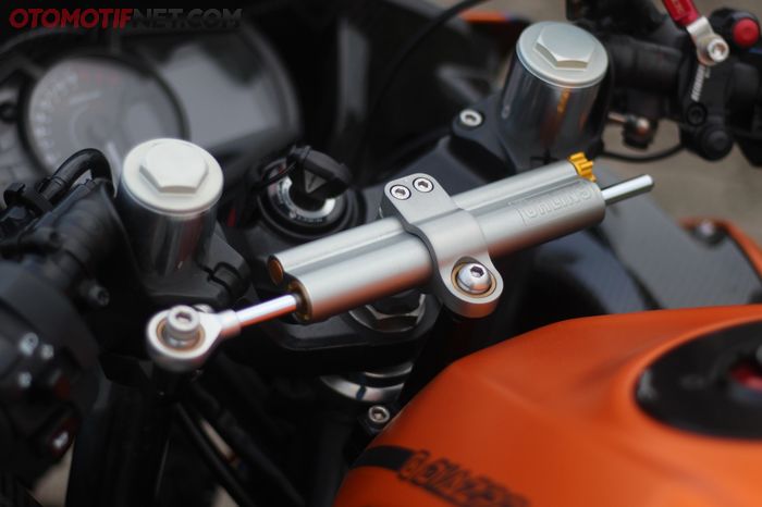  steering damper Ohlins untuk menjaga kestabilan, terutama saat kecepatan tinggi