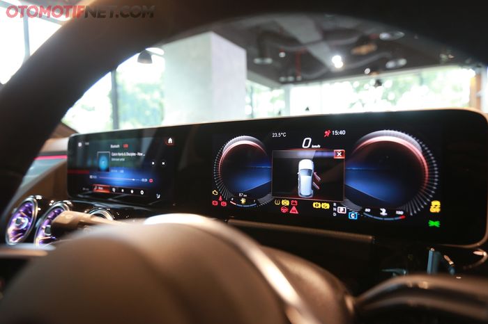 MBUX atau Mercedes-Benz User Experience diterapkan disini. MBUX ini adalah sistem multimedia yang intuitif, hadirkan grafis yang menarik.