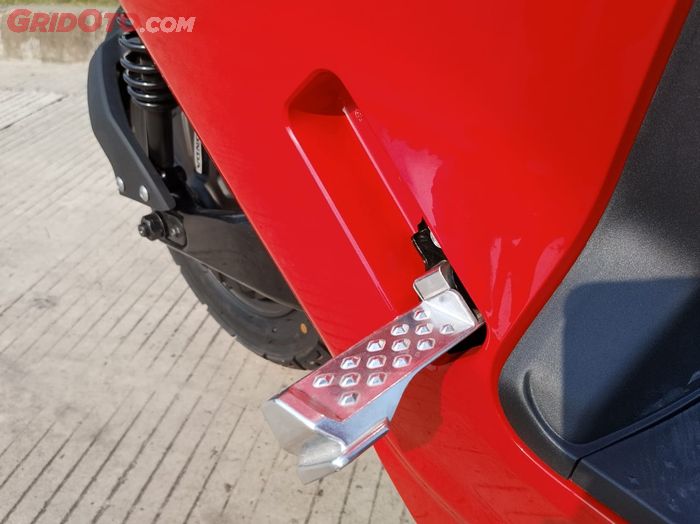 Footstep penumpang Honda EM1 e: terlipat masuk ke bodi jika tidak digunakan