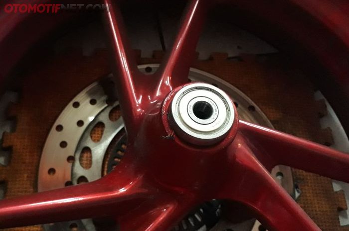 Proses penggantian bearing roda Yamaha NMAX
