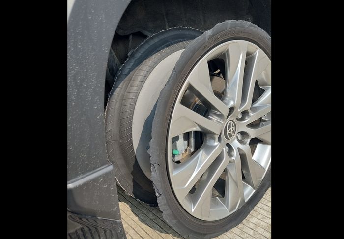 Kondisi ban Toyota Kijang Innova Zenix robek sampai copot dari pelek.