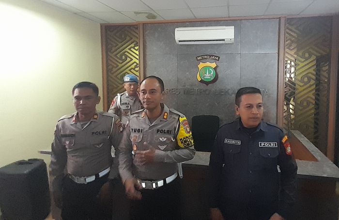Kasat Lantas Polres Metro Bekasi Kota AKBP Yugi Bayu Hendarto saat preskon laka mobil dinas Fortuner di Tol MBZ 