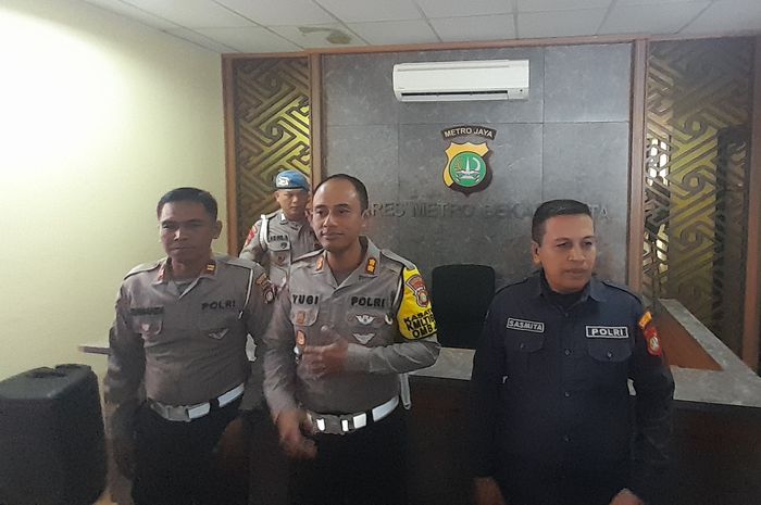 Kasat Lantas Polres Metro Bekasi Kota AKBP Yugi Bayu Hendarto saat preskon laka mobil dinas Fortuner di Tol MBZ 