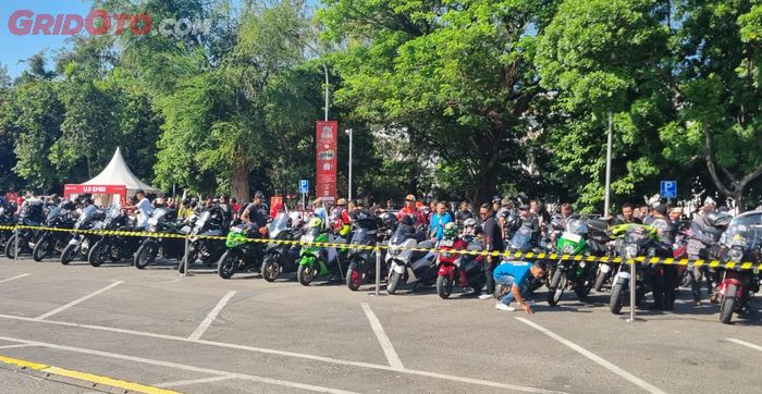 Komunitas motor matik hingga moge yang ikut dalam rolling thunder di Stadion Manahan Solo