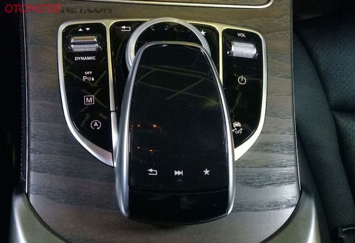 Mercedes-Benz GLC 200 Exclusive Line sudah dilengkapi touchpad dan parkir otomatis