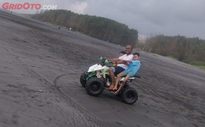 Keseruan main ATV bersama anak-anak di Pantai Cemara