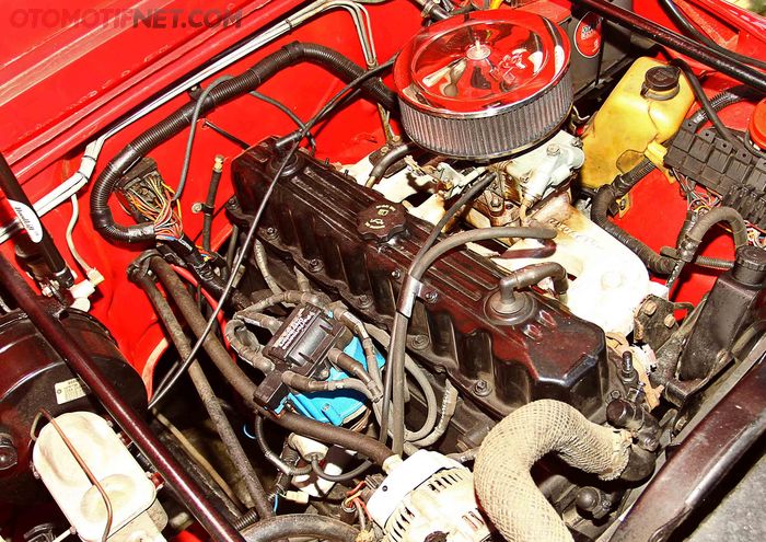 Mesin OEM Jeep CJ-8 Scrambler diganti camshaft 272 derajat keluaran Isky, dipadukan dengan karburator Holley 350 cfm dan sistem pengapian DUI. 