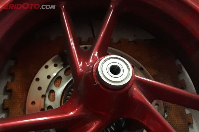 Proses penggantian bearing roda Yamaha NMAX