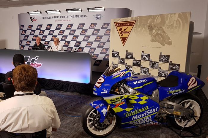 Motor Suzuki RGV500 yang dipakai Kenny Roberts Jr saat juara dunia GP 500 cc pada tahun 2000, dipajang saat pengumuman pembalap legendaris MotoGP di Austin, Texas, Amerika 2017