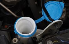 Baru Tahu, Ini Efek Isi Air Wiper Pakai Air Sabun Cuci Piring, Simak