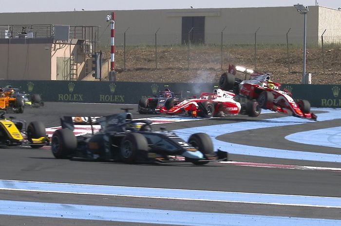 Sean Gelael dan rekan setimnya Mick Schumacher terlibat bentrok setelah start race 1 F2 Prancis