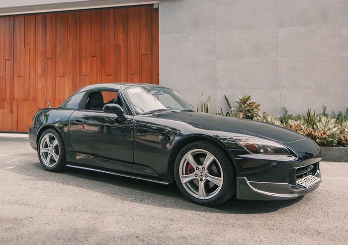 Modifikasi Honda S2000 bergaya sporty minimalis dengan taburan part karbon