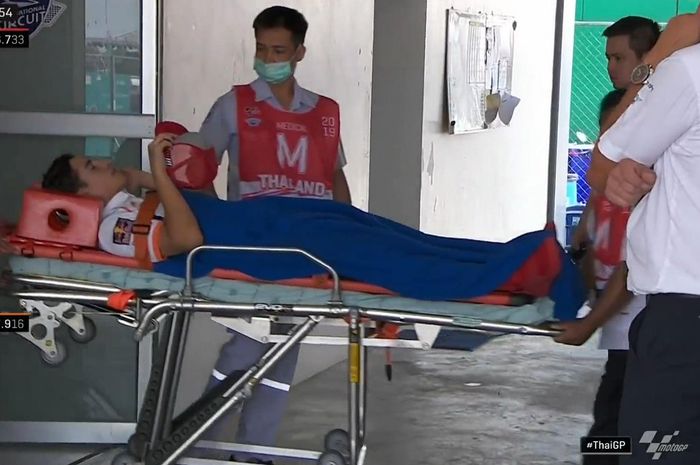 Pembalap Repsol Honda, Marc Marquez dibawa ke rumah sakit Buriram untuk pemeriksaan lanjutan usai crash pada di FP1 MotoGP Thailand