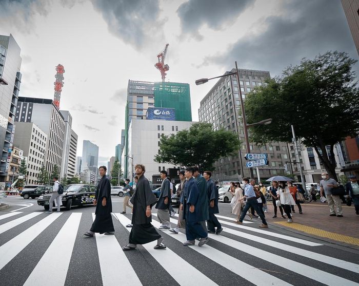 Enea Bastianini mengelilingi Kota Tokyo, Jepang dengan mengenakan pakaian tradisional Kimono sebelum balapan MotoGP Jepang 2022