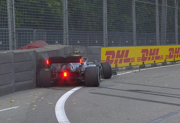 Tak lama berselang lama sesi FP1 F1 SIngapura Red Flag harus dikibarkan, karena Bottas membentur pagar pembatas