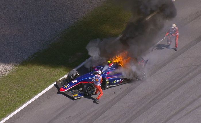 Mobil Nobuharu Matsushita kebakar tak lama setelah start race 2 F2 Spanyol