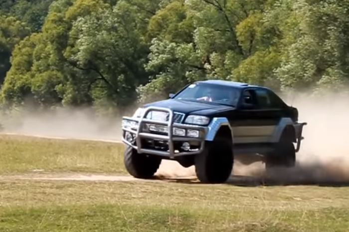 Mercedes-Benz S500 jadi mobil off-road