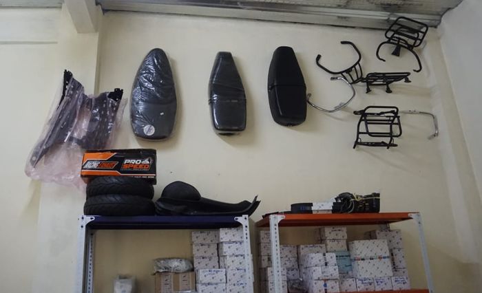 Ilustrasi spare part dan aksesori Vespa di showroom Kan Scooter