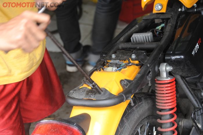 Gbr. 2 Pasang behel dan rak di Kawasaki W175TR