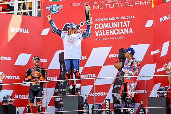 Pemenang MotoGP Valencia 2022, Alex Rins pada balapan terakhir tim Suzuki Ecstar yang mundur dari MotoGP mulai 2023