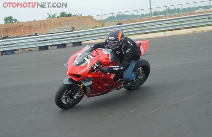 Impresinya saat jalan Panigale V4 R ini terasa ringan, seakan bawa motor sport 250 cc tapi tenaganya dahsyat