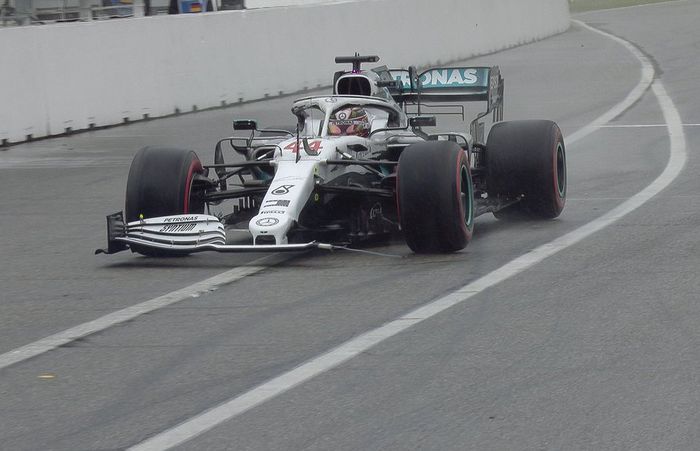 Satu lap berselang Hamilton melebar serta sayap depannya mengalami kerusakan dan harus masuk pit