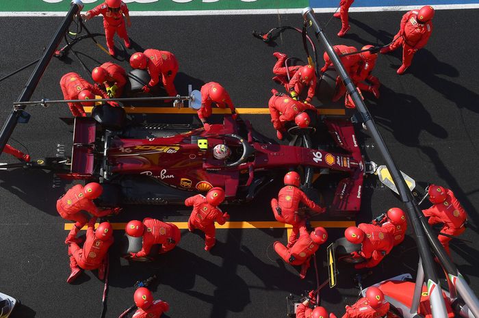 Charles Leclerc melakukan pit stop di F1 Tuscan 2020. Mobil Ferrari SF1000 akan mengalami upgrade di F1 Rusia