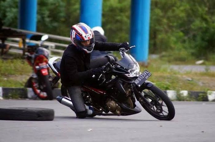 Ilustrasi motor cornering di jalan