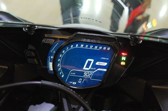 Ilustrasi, red line di panel indikator Honda CBR250RR ada di angka 14 ribu rpm