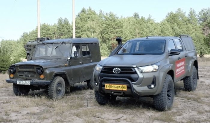 Modifikasi Toyota Hilux Saigak bersama Jeep militer UAZ-496