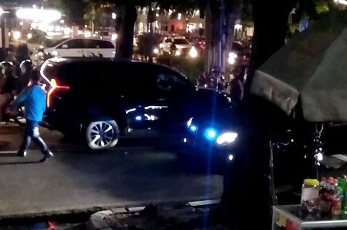 Mobil Dinas RI 10 Lawan Arah di Jalan Panglima Polim V, Kebayoran Baru, Jakarta Selatan pada Rabu (11/11/2020) malam.  