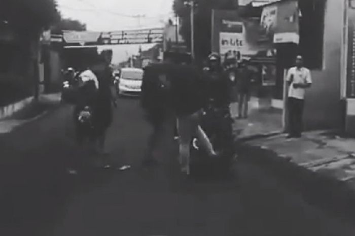 Ilustrasi pengeroyokan.