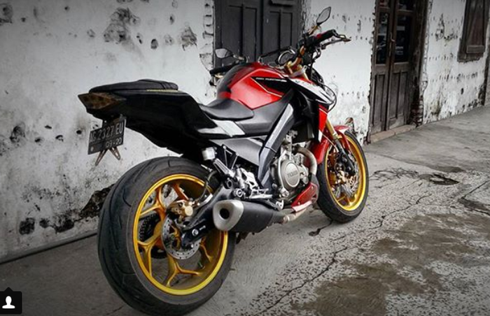 Knalpot milik Yamaha R25 serta dibikin jok pisah